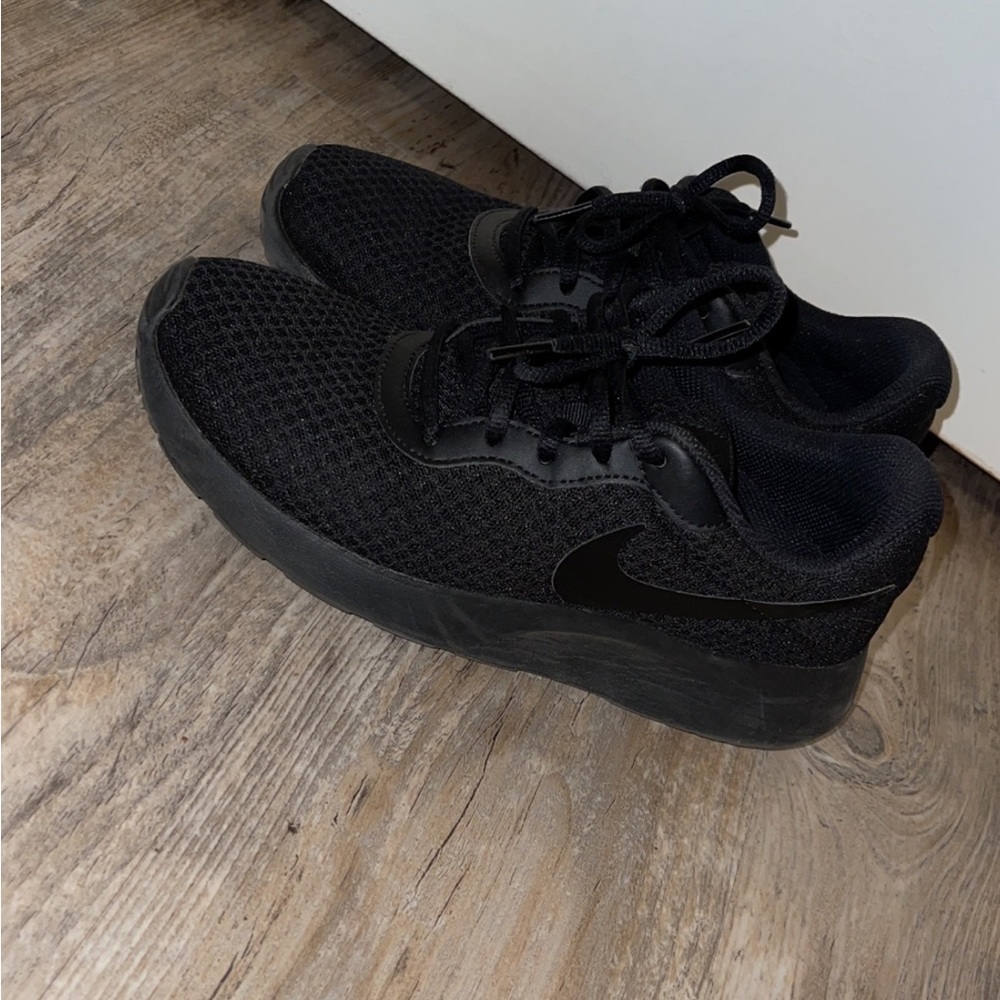 Women’s Nikes size 8